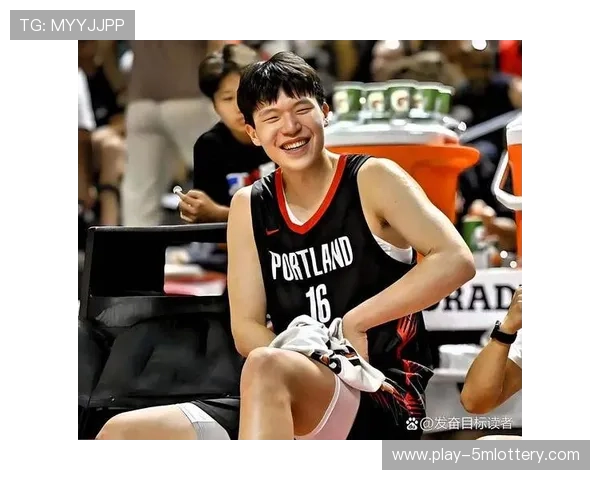 磕磕碰碰很正常~杨瀚森赛后和撞到他头的理查德拥抱致意 磕磕碰碰很正常~杨瀚森赛后和撞到他头的理查德拥抱致意